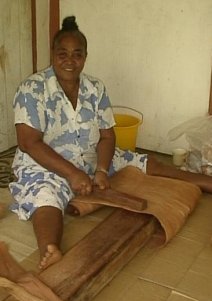 Reingaroa Teipo beats out the bark of the banyan tree to make tapa cloth